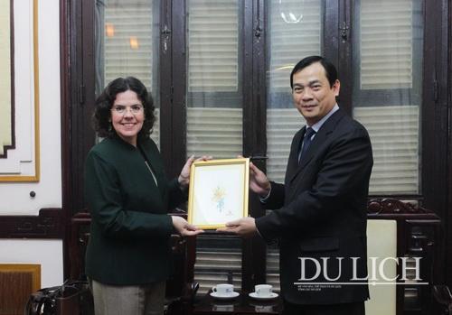 Tổng cục trưởng TCDL Nguyễn Trùng Khánh tặng quà lưu niệm Đại sứ Cuba Lianys Torres Rivera